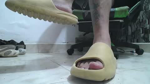 Snapshot of srfindomfeet_ chatting on 15, 6, 2026 sr master cum its my old account online show from 15, 6, 2026