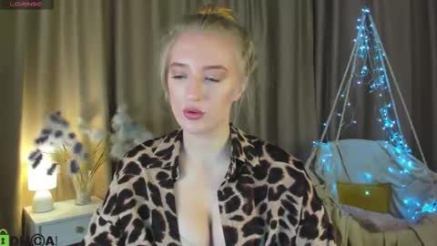 Stacy Mon Tue Wed Thu Fri Sun GMT GMT 3 1000am - 0400pm  online show from 22, 11, 2025