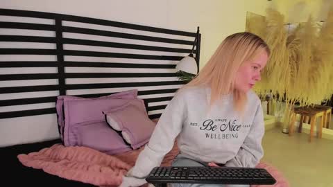 Stefanny   online show from 7, 1, 2025