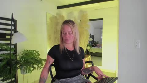 Stefanny   online show from 10, 1, 2025