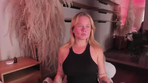 Stefanny   online show from 6, 3, 2025