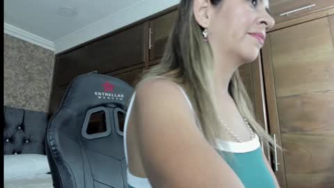 Snapshot of stella_xue chatting on 20, 12, 2024 Estella online show from 20, 12, 2024