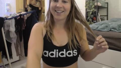 Snapshot of story_of_sarah chatting on 11, 11, 2025 Sarah online show from 11, 11, 2025