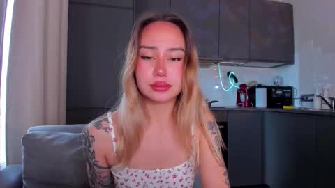 Snapshot of strawberrypie99 chatting on 18, 10, 2025 Tati and Lola online show from 18, 10, 2025