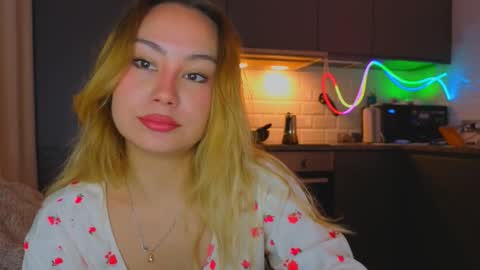 Snapshot of strawberrypie99 chatting on 1, 3, 2026 Tati and Lola online show from 1, 3, 2026