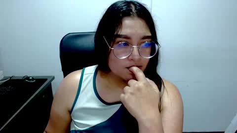 Snapshot of strawlux chatting on 18, 5, 2026 strawlux online show from 18, 5, 2026