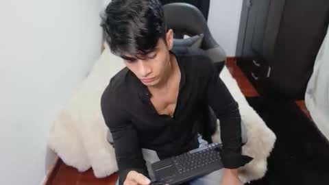 stylish men online show from 21, 10, 2025