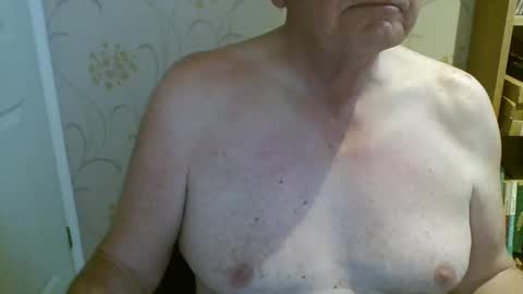 Snapshot of suffolkboy4 chatting on 5, 5, 2026 suffolkboy4 online show from 5, 5, 2026