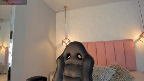 Snapshot of sunnycyrus chatting on 10, 6, 2026 S U N N Y online show from 10, 6, 2026