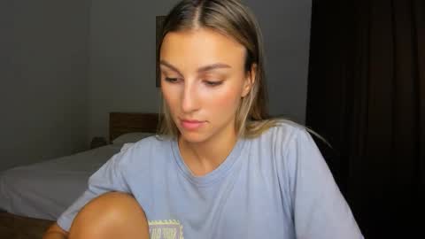 Snapshot of sunsetwithava chatting on 16, 9, 2025 sunsetwithava online show from 16, 9, 2025