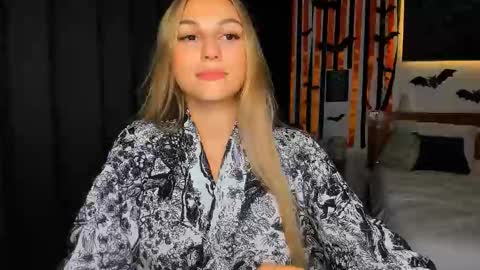 Snapshot of sunsetwithava chatting on 7, 11, 2025 sunsetwithava online show from 7, 11, 2025