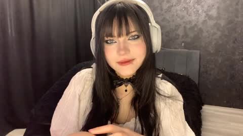 Snapshot of suziebanach chatting on 7, 4, 2026 EmilySuonn online show from 7, 4, 2026