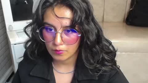 Snapshot of sweet_cam_v chatting on 11, 4, 2026 Hi Stream 1430 to 2100pm online show from 11, 4, 2026