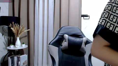 Snapshot of sweet_sirenxx chatting on 23, 10, 2025 Leah online show from 23, 10, 2025