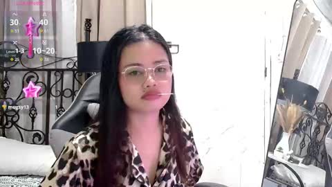 Snapshot of sweet_sirenxx chatting on 28, 10, 2025 Leah online show from 28, 10, 2025