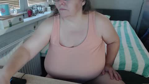 Sweetboobs85h online show from 25, 10, 2025