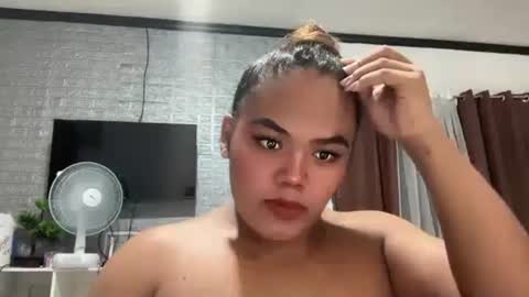 Snapshot of sweethot_bella chatting on 19, 10, 2025 Bella online show from 19, 10, 2025