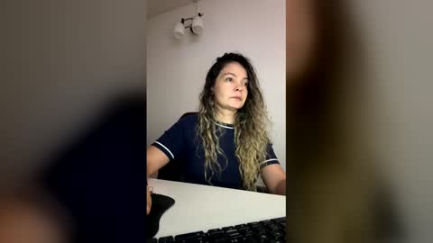 Snapshot of sweetmom1 chatting on 9, 4, 2026 Monic online show from 9, 4, 2026