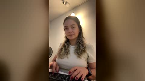 Snapshot of sweetmom1 chatting on 29, 4, 2026 Monic online show from 29, 4, 2026