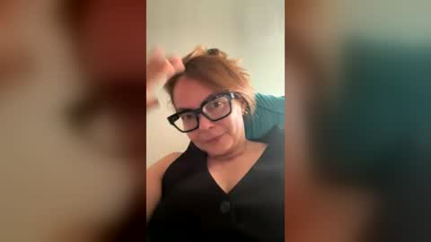 Snapshot of sweetmom1 chatting on 28, 7, 2026 Monic online show from 28, 7, 2026