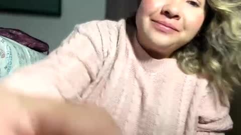 Dani independent model  online show from 5, 1, 2025