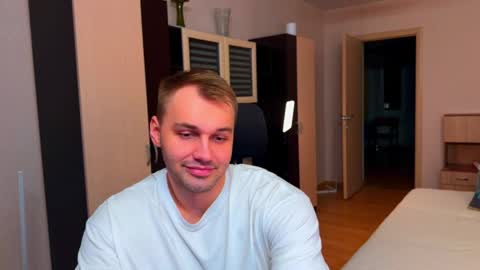 Snapshot of tasty_justin chatting on 10, 4, 2026 My shows 2100500 UTC3 online show from 10, 4, 2026