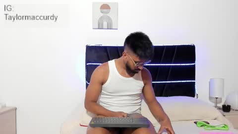 taylormaccurdy_ online show from 6, 1, 2026