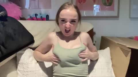Snapshot of tayrosees chatting on 4, 5, 2026 Tay Rose online show from 4, 5, 2026