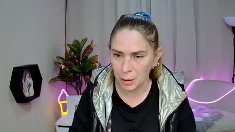 Snapshot of tessadaybreak chatting on 14, 5, 2026 tessadaybreak online show from 14, 5, 2026