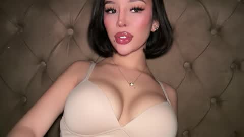 Elle  dont forget to folloW me and thumbs up online show from 2, 4, 2026