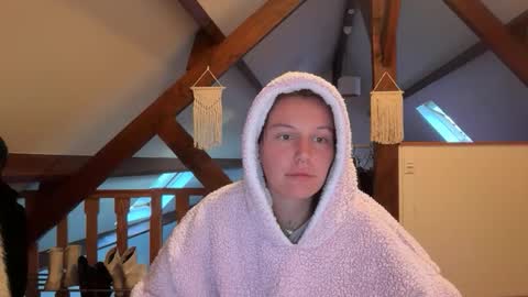 Snapshot of theofficialqueen chatting on 12, 4, 2026 theofficialqueen online show from 12, 4, 2026