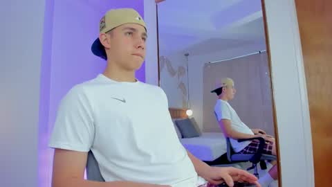 Snapshot of theohawke_ chatting on 16, 12, 2024 THEO- MATEO online show from 16, 12, 2024