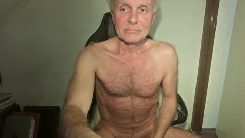 Snapshot of thestrip01 chatting on 19, 4, 2026 NudeDJ online show from 19, 4, 2026