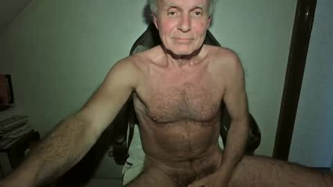 Snapshot of thestrip01 chatting on 25, 4, 2026 NudeDJ online show from 25, 4, 2026