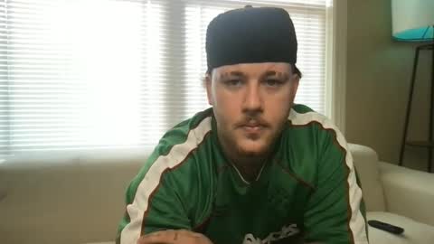 Snapshot of theviberoom chatting on 15, 9, 2025 The Vibe Room online show from 15, 9, 2025