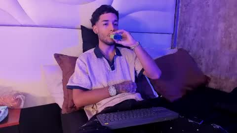 ThiagoFerreti online show from 5, 5, 2026