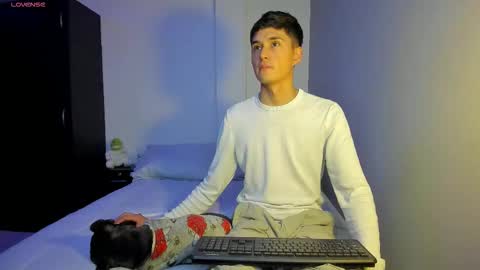 Snapshot of thiagowells_ chatting on 8, 10, 2025 Thiago Wells online show from 8, 10, 2025