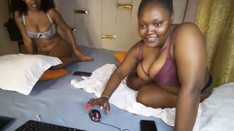Snapshot of thick_n_flirty chatting on 15, 4, 2026 thick_n_flirty online show from 15, 4, 2026