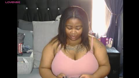 Snapshot of thickcaramel_p chatting on 15, 10, 2025 phindy online show from 15, 10, 2025