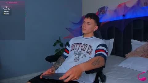 Snapshot of thomas_moon_ chatting on 20, 10, 2025 Thomas online show from 20, 10, 2025