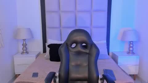 Thomm  Independent Model online show from 7, 2, 2026