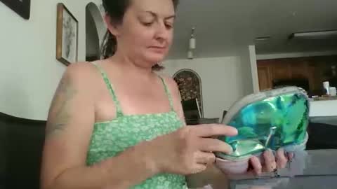 tinyassbossymilf online show from 17, 4, 2026