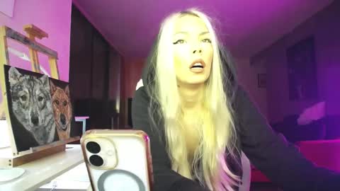 stage Kylie Sinner  brand CLITBAIT online show from 3, 11, 2025