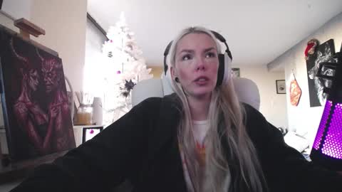 stage Kylie Sinner  brand CLITBAIT online show from 18, 12, 2025