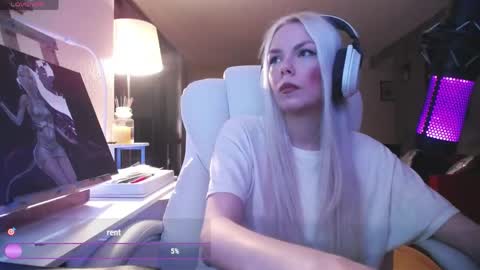 Snapshot of tinykylie chatting on 16, 4, 2026 stage Kylie Sinner brand CLITBAIT online show from 16, 4, 2026