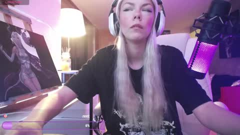 Snapshot of tinykylie chatting on 20, 4, 2026 stage Kylie Sinner brand CLITBAIT online show from 20, 4, 2026