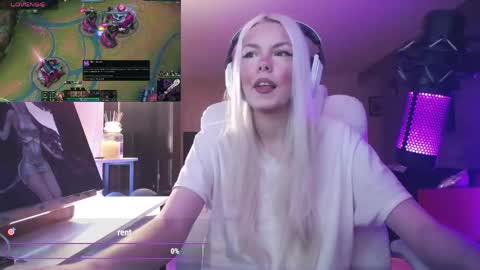 Snapshot of tinykylie chatting on 25, 4, 2026 stage Kylie Sinner brand CLITBAIT online show from 25, 4, 2026
