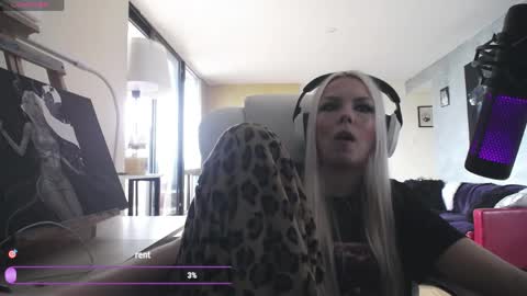 Snapshot of tinykylie chatting on 28, 4, 2026 stage Kylie Sinner brand CLITBAIT online show from 28, 4, 2026