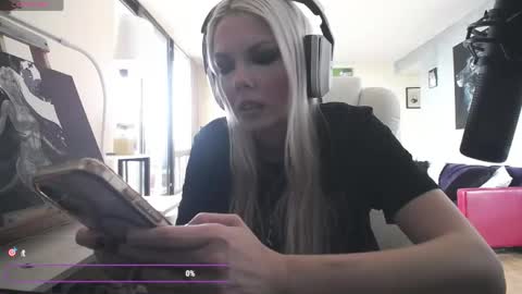 Snapshot of tinykylie chatting on 29, 4, 2026 stage Kylie Sinner brand CLITBAIT online show from 29, 4, 2026