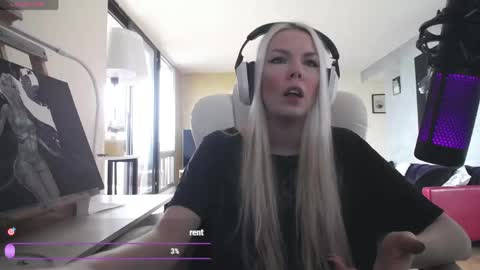 Snapshot of tinykylie chatting on 30, 4, 2026 stage Kylie Sinner brand CLITBAIT online show from 30, 4, 2026